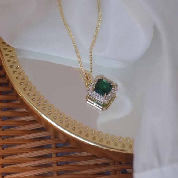 18K GOLD GREEN STONE NECKLACE, NICE NECKLACE, CUTE NECKLACE - Picture 5 of 5